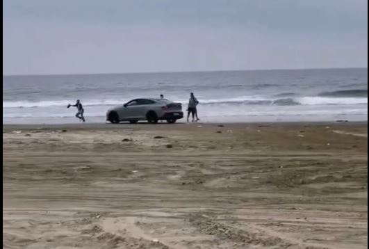 车辆高速撞向游人，该女子曾企图避开。