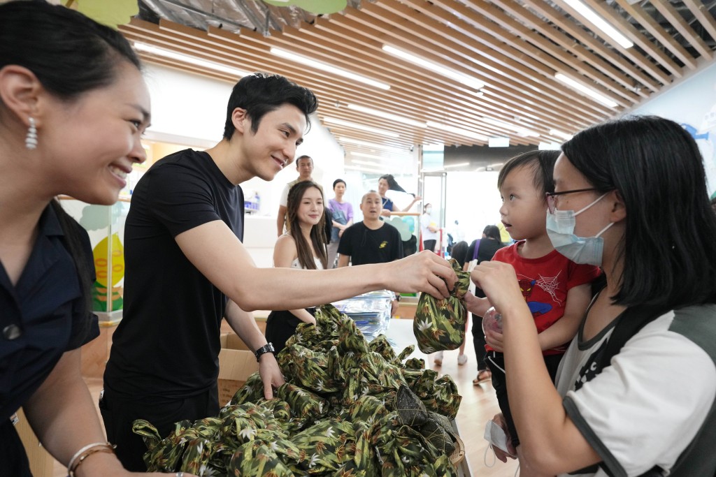 香港各界扶貧促進會會長兼召集人、星島新聞集團主席蔡加讚（左二）向小朋友派發愛心糉。　蘇正謙攝