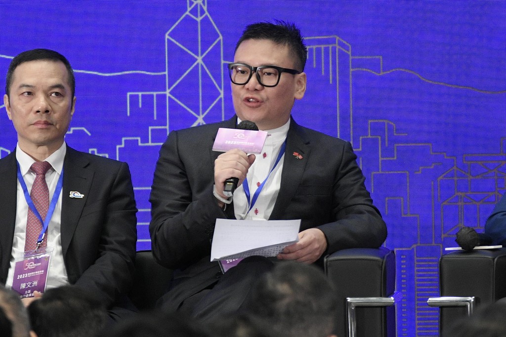 選委界樓家強(右)在工務小組會議上,將關於茶果嶺的議題,誤放在東涌的議程中提問。資料圖片 選委界樓家強(右)在工務小組會議上,將關於茶果嶺的議題,誤放在東涌的議程中提問。資料圖片