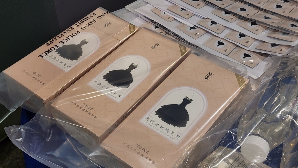 警方檢獲與性工作相關物品,包括避孕套等。 警方檢獲與性工作相關物品,包括避孕套等。