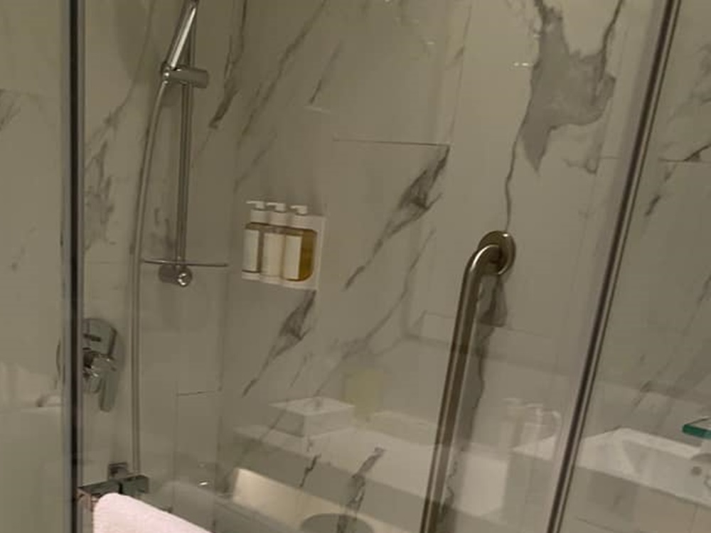 有網民指有關酒店的沐浴露及乳霜已被鎖上。香港 Staycation 酒店交流谷 facebook圖片