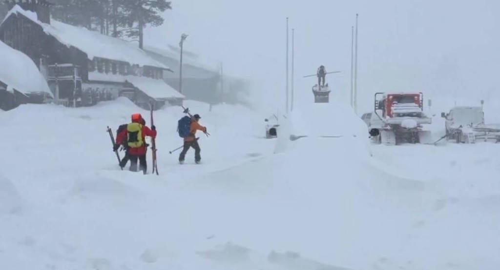 救援人員冒著大風雪入山找尋失蹤者。Nevada County Sheriff's Office