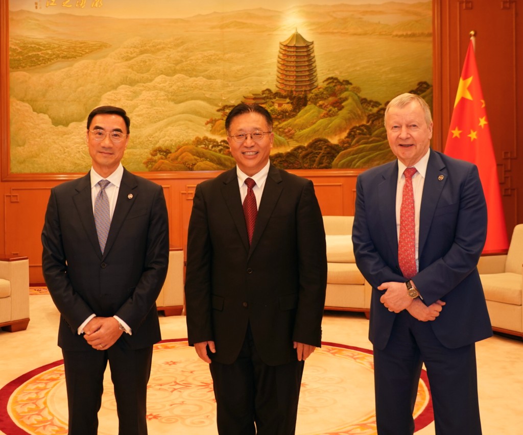 外交部驻港公署新任特派员崔建春同日会见香港赛马会主席利子厚、行政总裁应家柏。