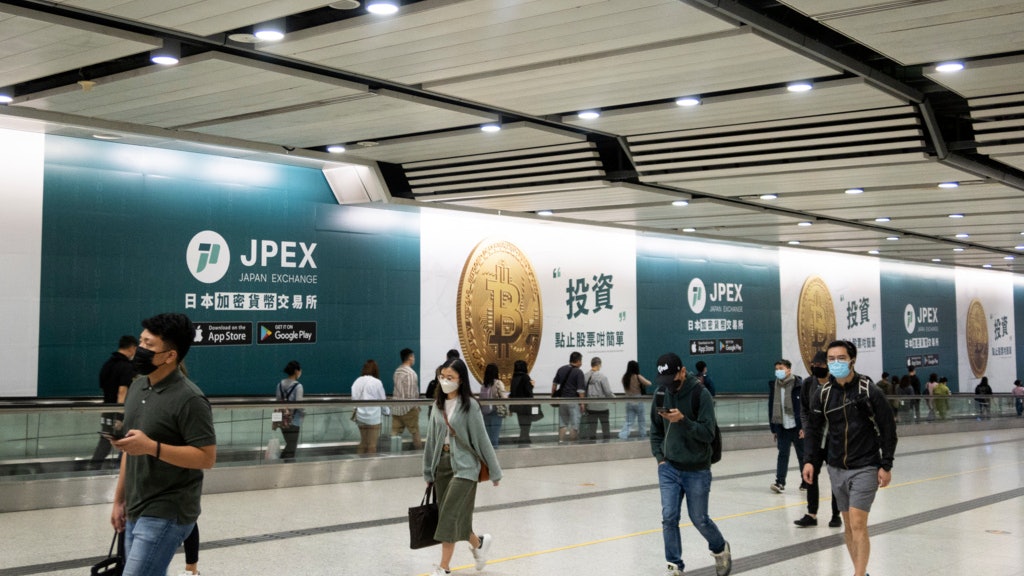JPEX在港鐵站大賣廣告。