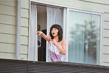 ■何超儀用被遮身，喊前度做賊。