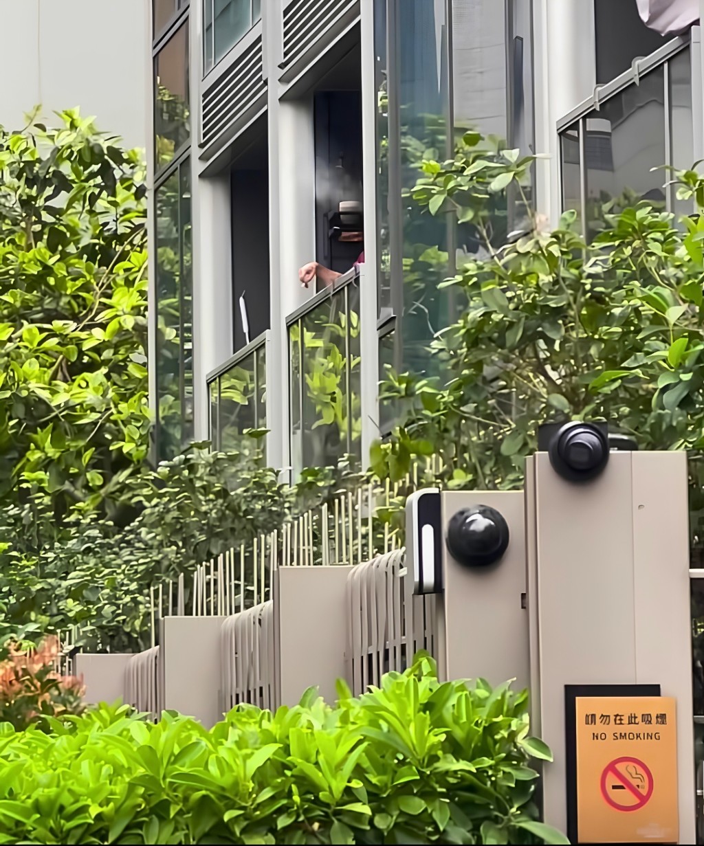 該男子在露台吸煙，並將煙灰彈落下層單位的花園位置。(來源：Threads)