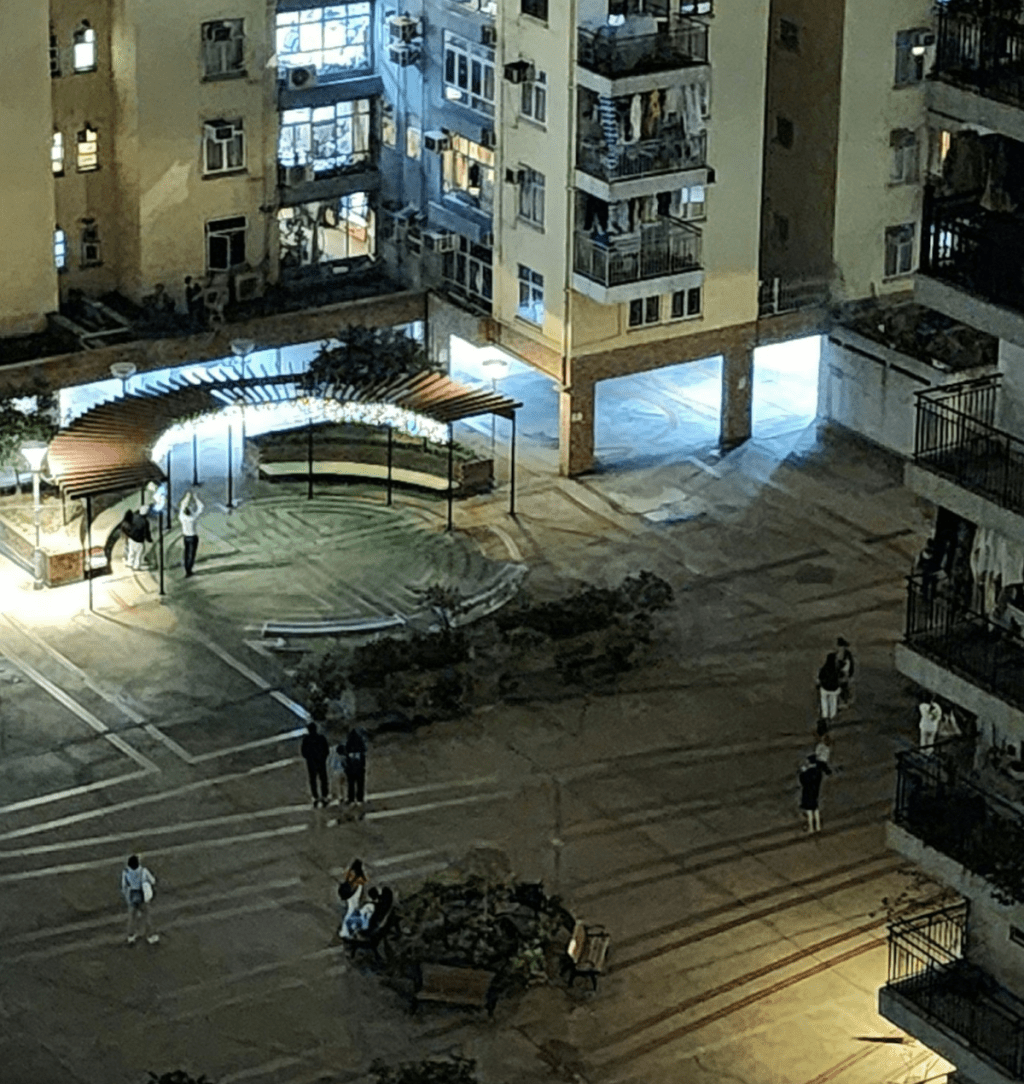 部分居民在樓下疏散。fb「Mei Foo 美孚」群組