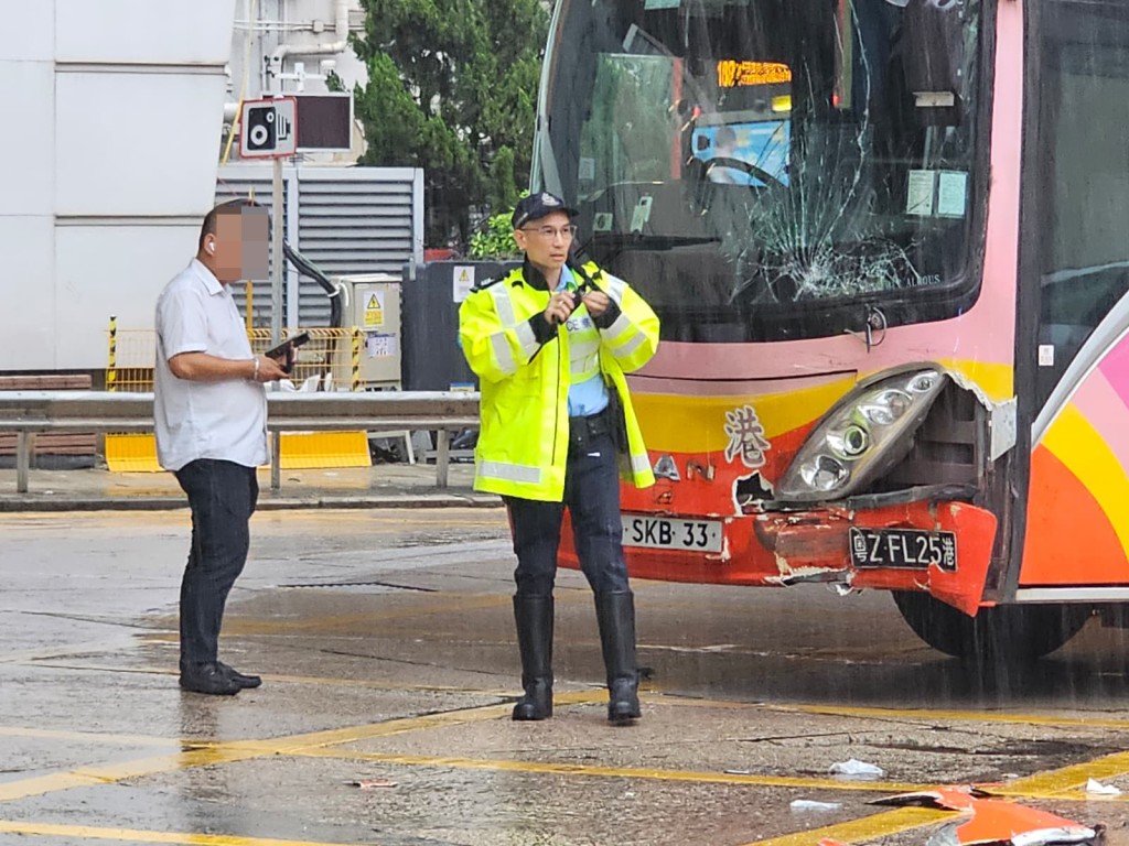 旅遊巴司機接受調查。 旅遊巴司機接受調查。