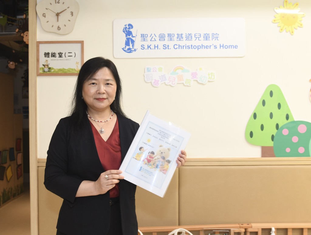 麥潤芸建議政府建立更完善的政策體系鼓勵家庭生育,促進家庭發展。 麥潤芸建議政府建立更完善的政策體系鼓勵家庭生育,促進家庭發展。