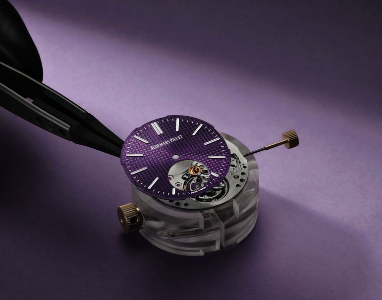 37毫米不锈钢表壳，配备时、分、飞行陀飞轮，墨紫色表面镌刻「Petite Tapisserie」小型格纹装饰图案。