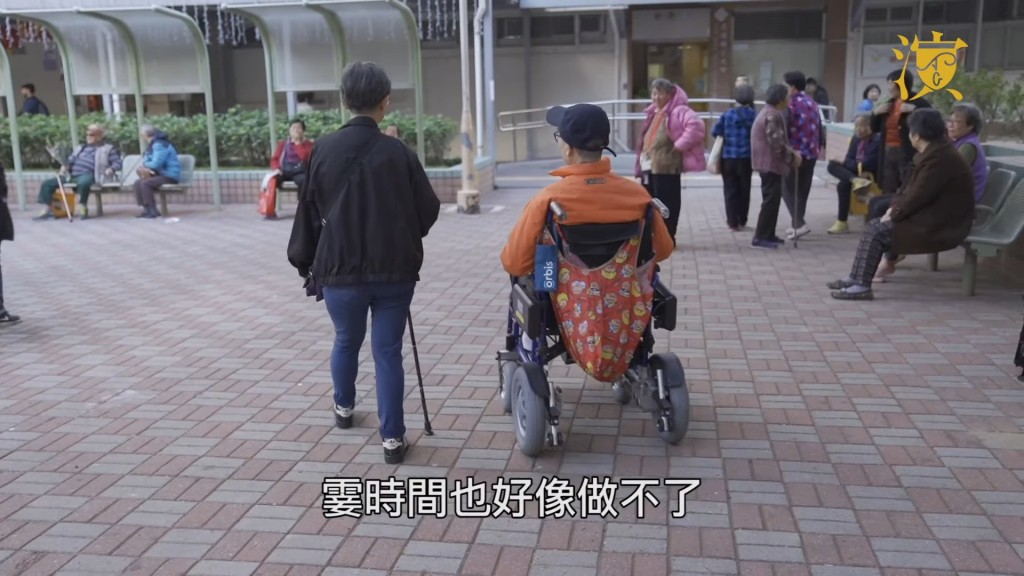 病發初期吳博君仍可以坐着輪椅出入。