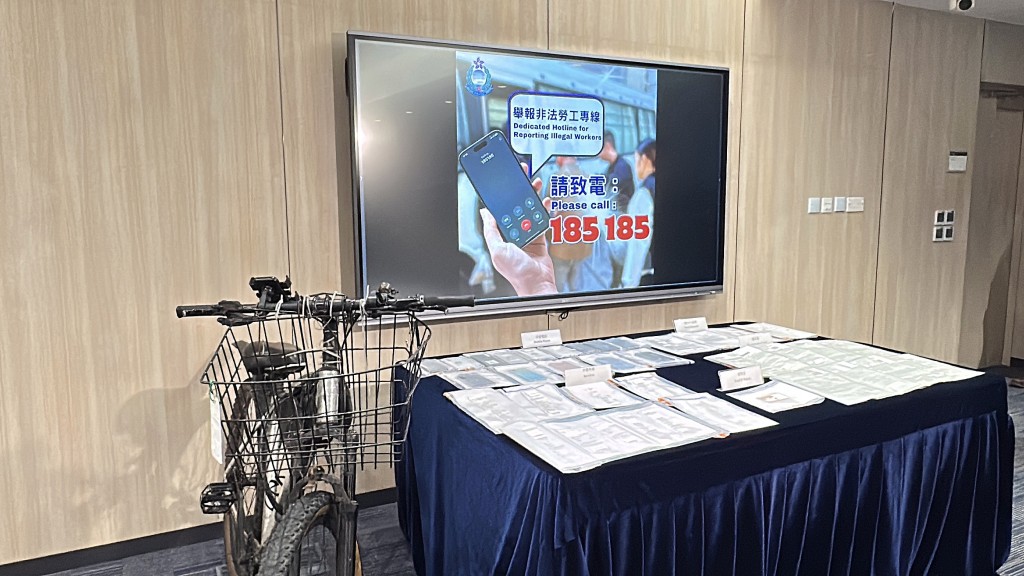 入境處展示有關證物。劉漢權攝 入境處展示有關證物。劉漢權攝