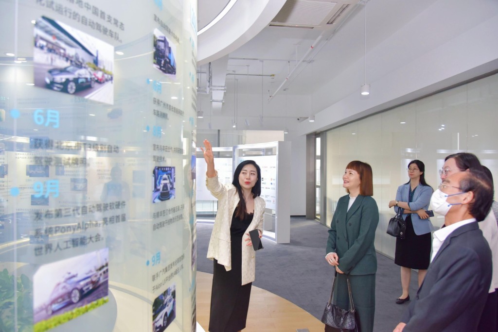 陳潔玲（左二）考察一家自動駕駛技術的高新科技企業，了解行業的最新發展。政府新聞處