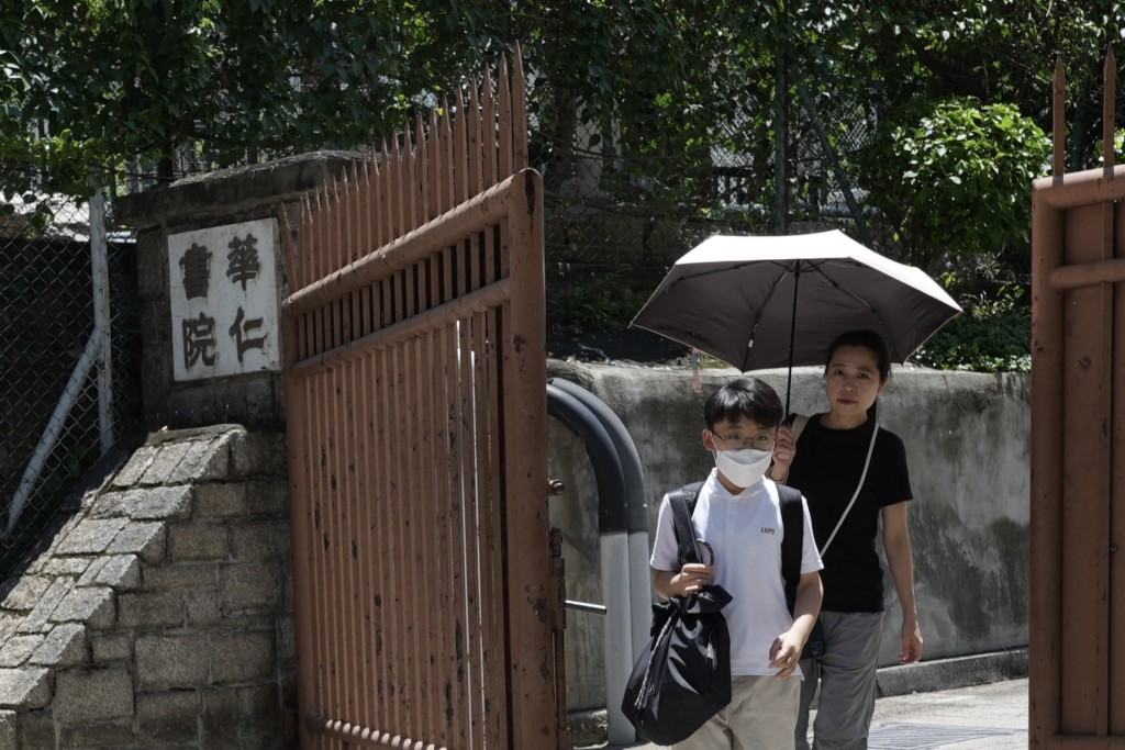 不少學生到華仁書院扣門。陳浩元攝