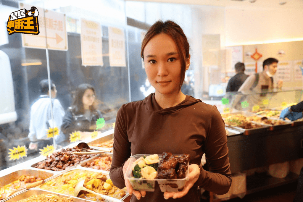 店鋪負責人嘉莉表示，今年的團年餸菜包括濃湯螺頭雞煲翅、百花釀蟹鉗、蜜餞金蠔金和燜乾鮑。