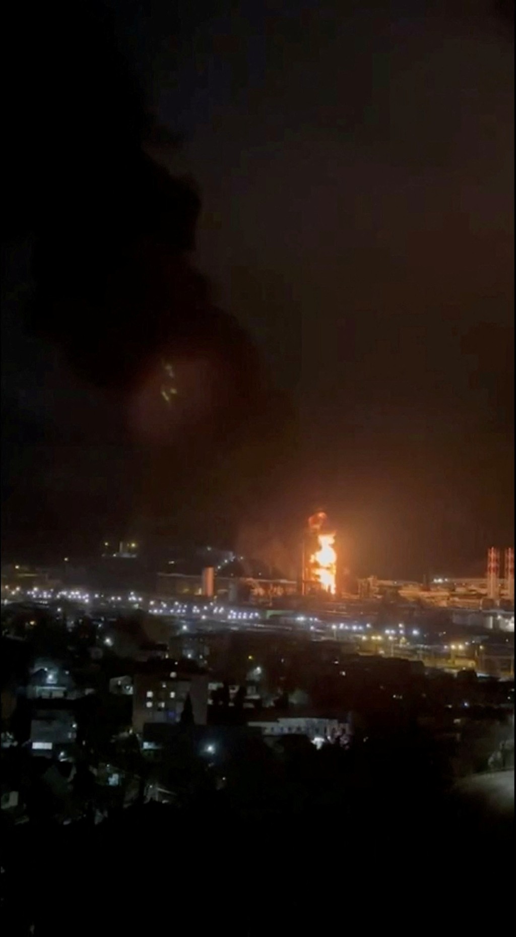 俄媒在社交媒体X曝光的最新影片，可见炼油厂火势相当惊人。路透社