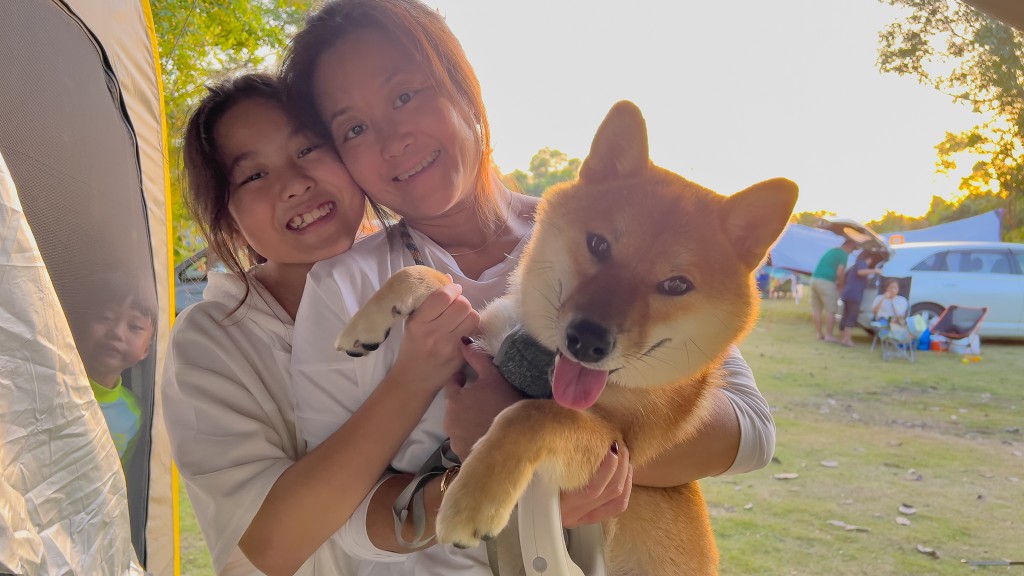 不止家人關係拉近，心一（ 左）與愛犬豆豆的感情亦愈來愈好。