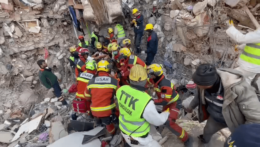 救援队在瓦砾中救出生还者。消防处FB