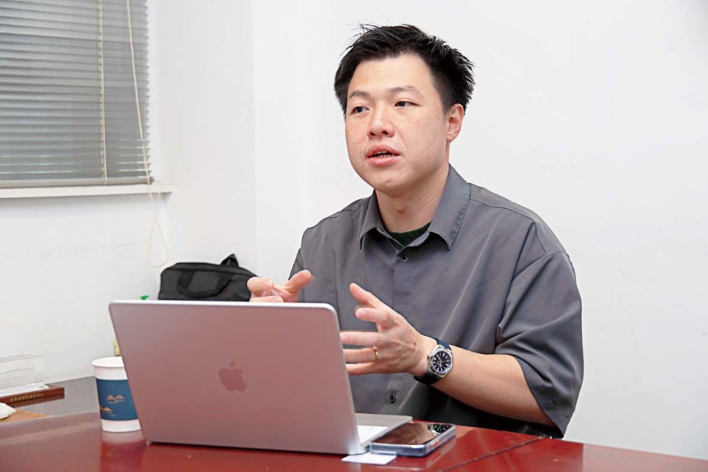 張定恒主任指學校今年加入AI於學習之中,為學生排解各種疑問。 張定恒主任指學校今年加入AI於學習之中,為學生排解各種疑問。