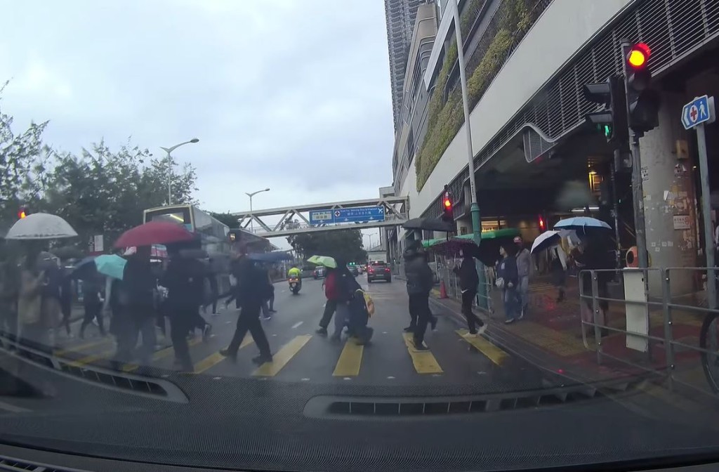 電單車疾馳而去。fb車cam L（香港群組）影片截圖