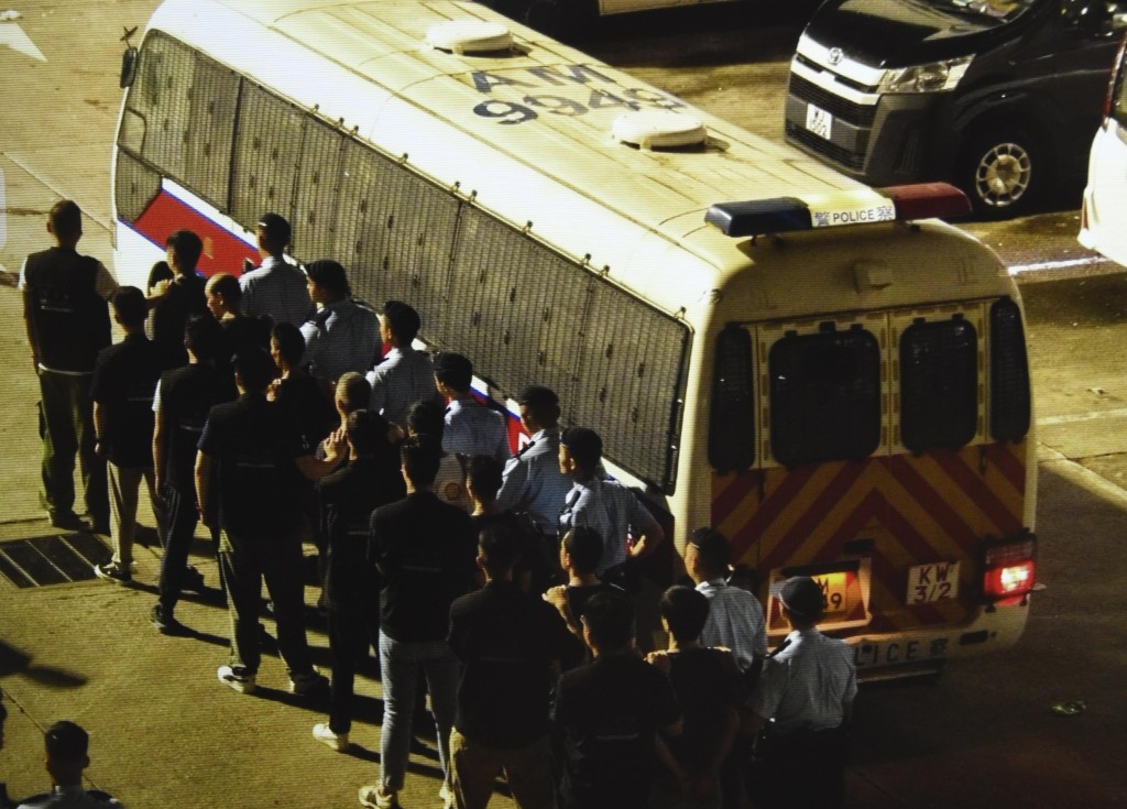 深水埗警區聯同西九龍機動部隊及入境處突擊搜查長沙灣魚類批發市場,拘捕9名非法勞工。 深水埗警區聯同西九龍機動部隊及入境處突擊搜查長沙灣魚類批發市場,拘捕9名非法勞工。