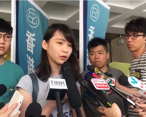 周庭認為任何參與和平與非暴力公民抗命行動等抗爭者本身就不應該被起訴。劉曉曦攝（片段截圖）