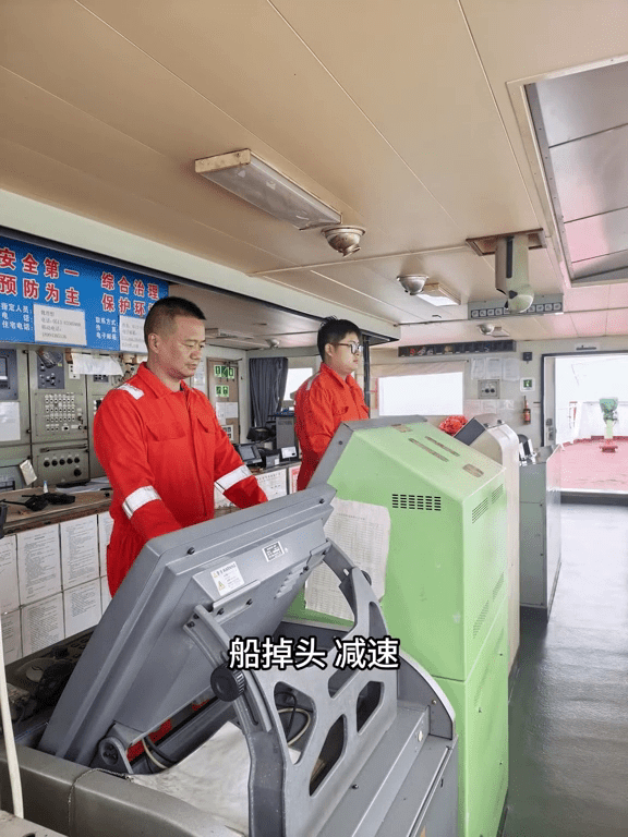 船长张军接报后，立即启动人员堕海应急预案。