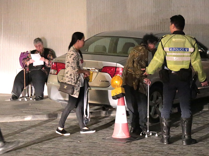 梁冰濂97歲母親需用拐杖協助步行。