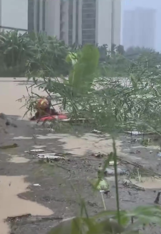 福建莆田暴雨，消防救人画面。
