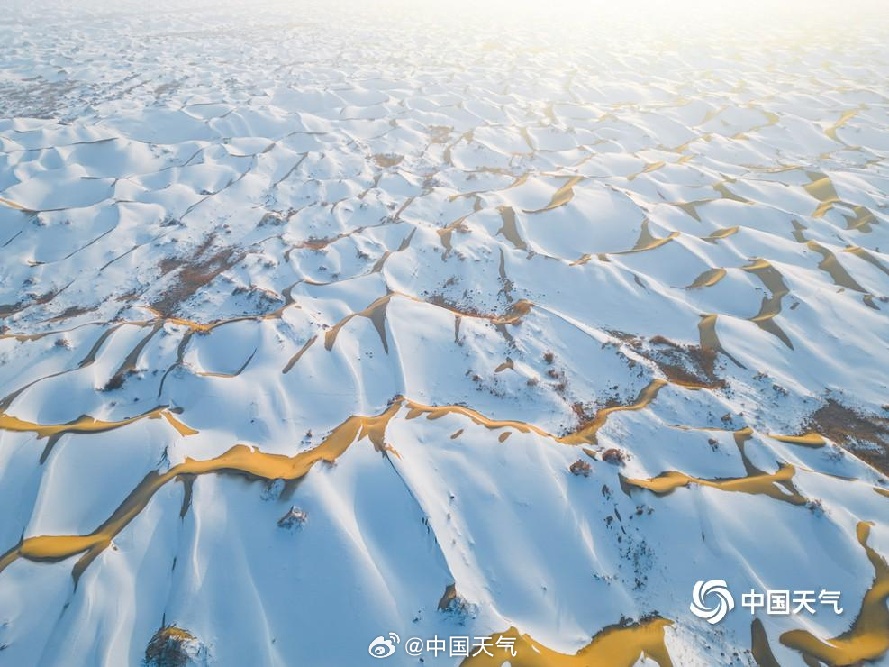 新疆塔克拉瑪干沙漠現「雪海」奇景。（微博）