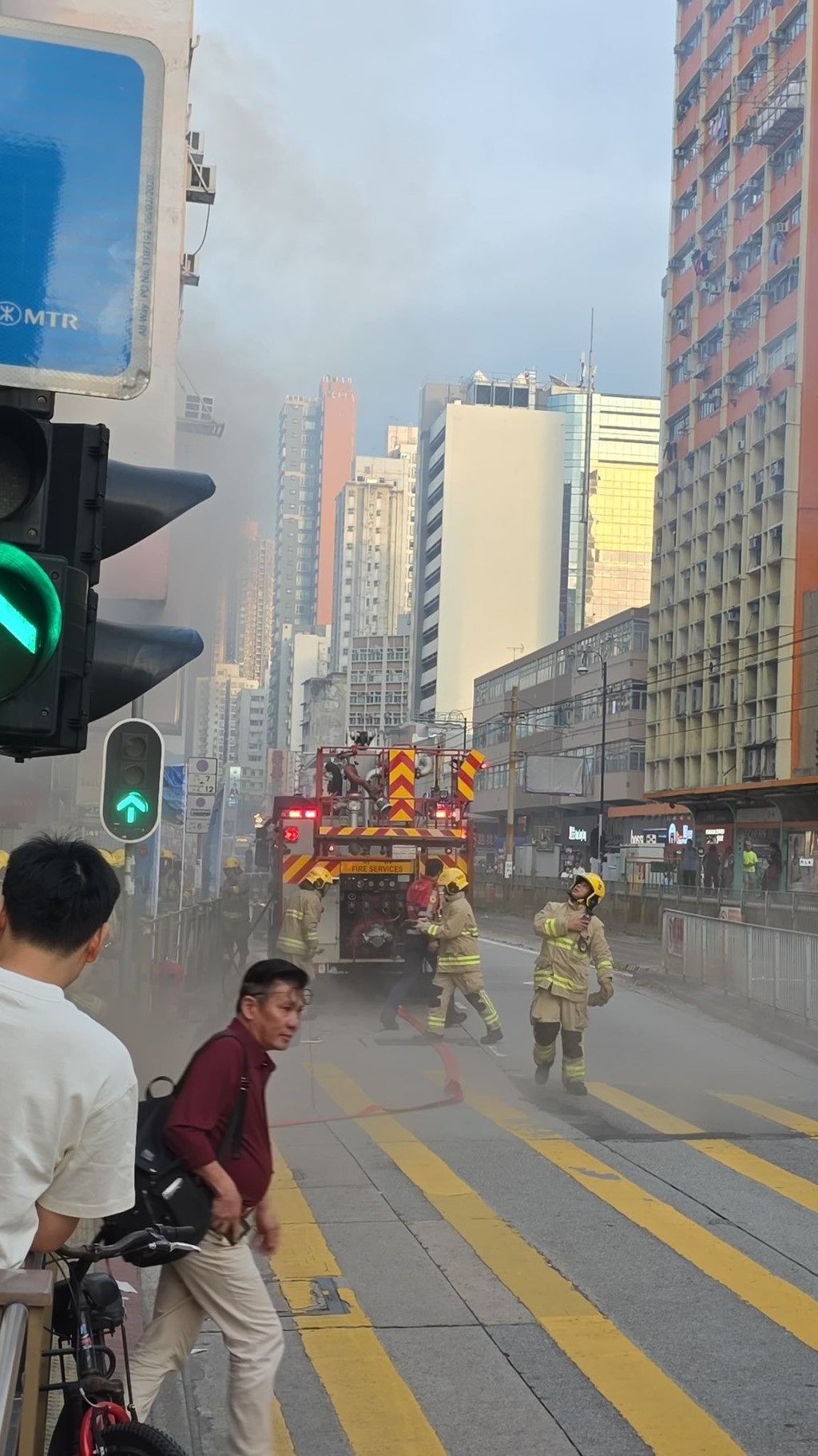 消防到場開喉灌救,迅速將火救熄。網上圖片 消防到場開喉灌救,迅速將火救熄。網上圖片