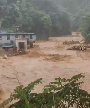 連場暴雨令湖南郴州有八條鄉村斷路斷網失聯。