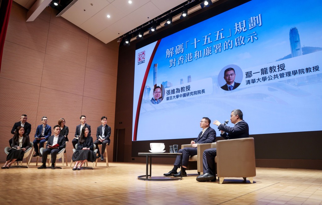  两位教授均认同十五五是一个重要的契机，香港必须抓紧机遇。