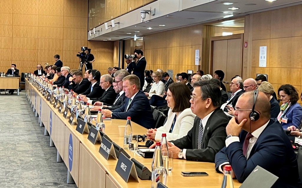 丘应桦（前排右二）在法国巴黎出席经济合作及发展组织理事会部长级会议。