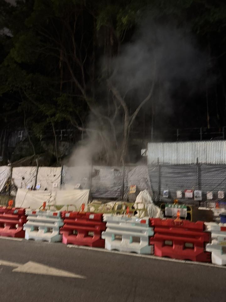 西環工地周一晚上突然冒煙。FB:Ken Hirai @西環變幻時 西環工地周一晚上突然冒煙。FB:Ken Hirai @西環變幻時