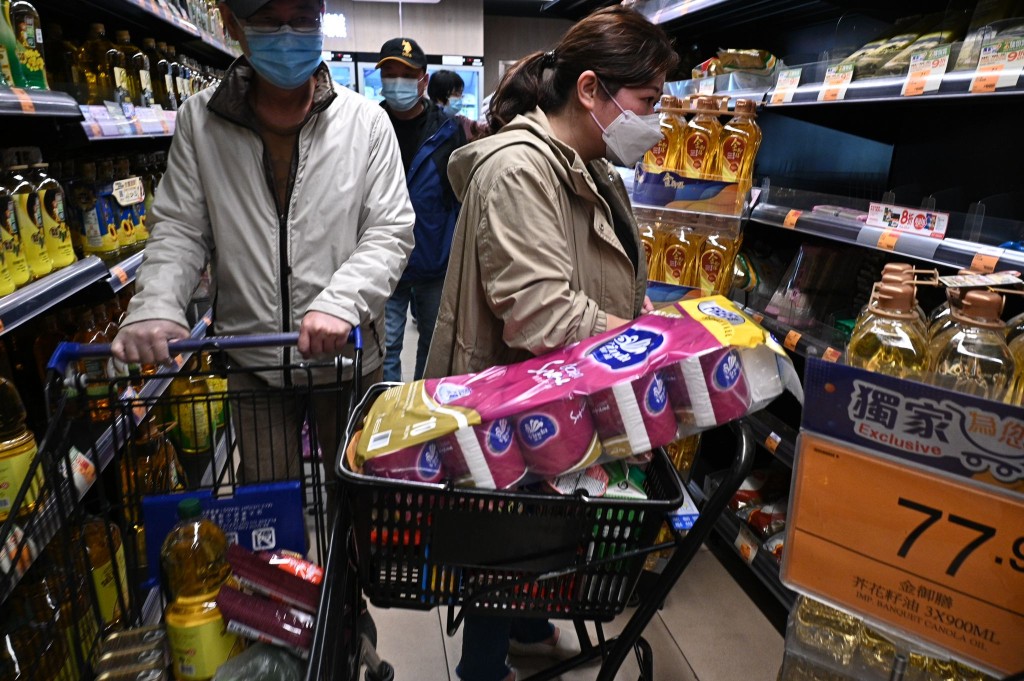 市民恐慌搶購食品日用品。