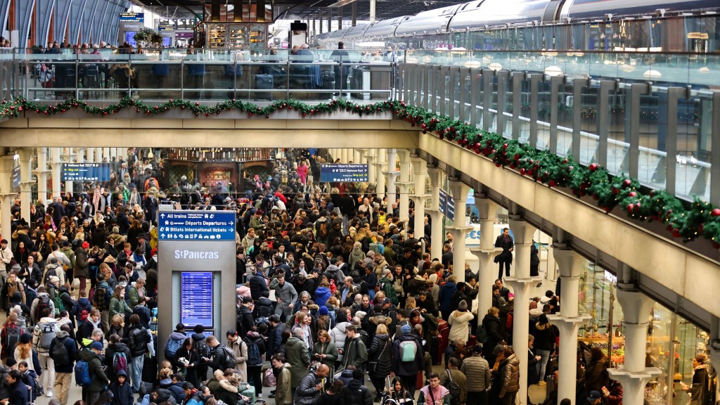 大批旅客在倫敦聖潘克拉斯車站歐洲之星閘外等待。 路透社