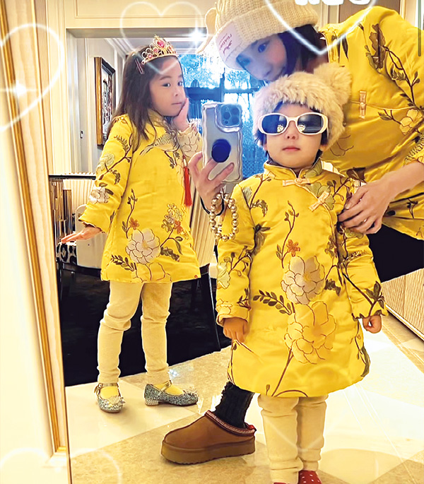 農曆新年將至，齊嬌買定一套金黃色的親子賀年裝，和囡囡一起試穿拍照。Tittania見媽咪拿着手機自拍，對着鏡頭不時轉換甫士配合，人細鬼大。