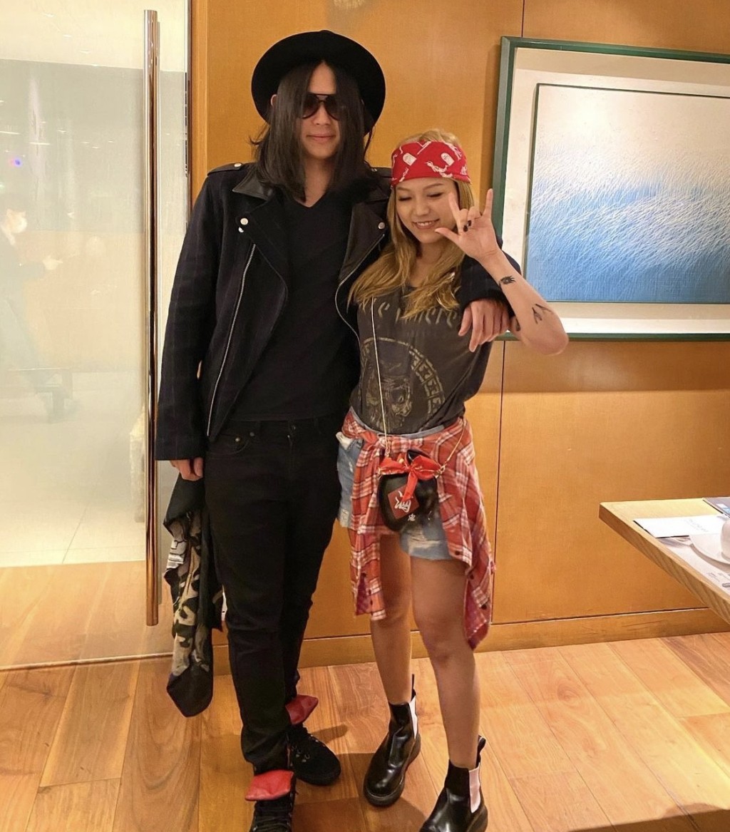 兩小口子扮鬼扮馬。