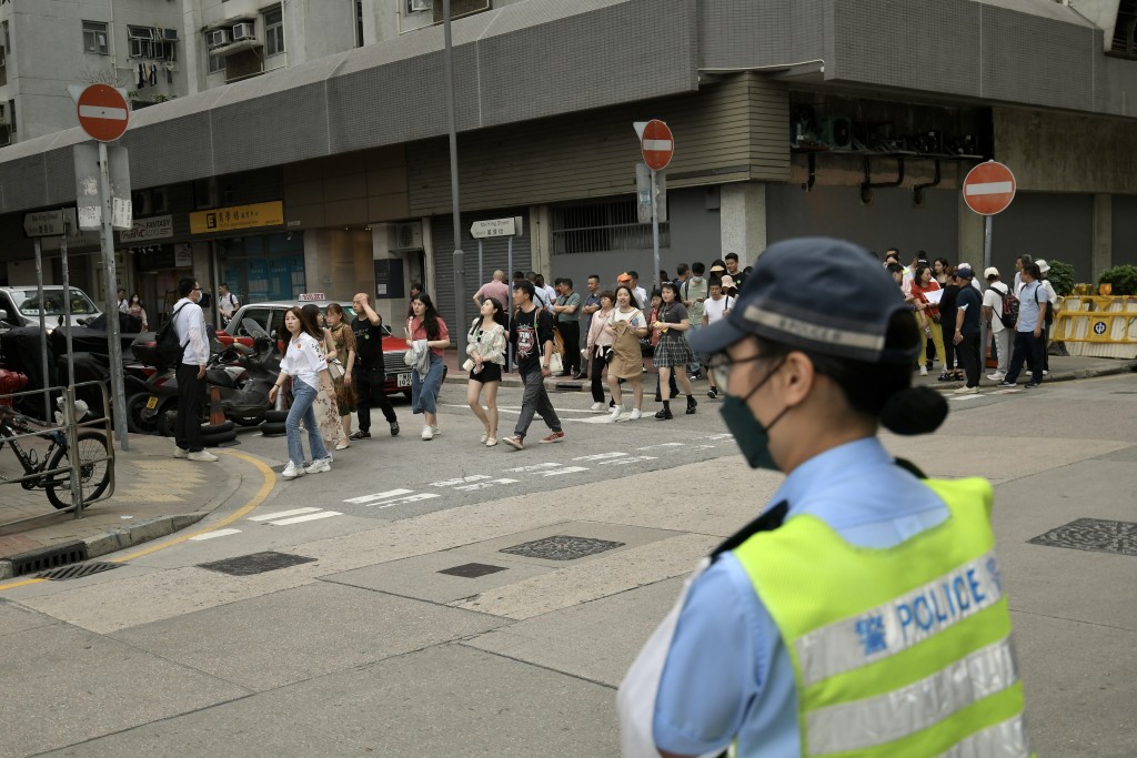 警員在現場維持秩序。梁譽東攝