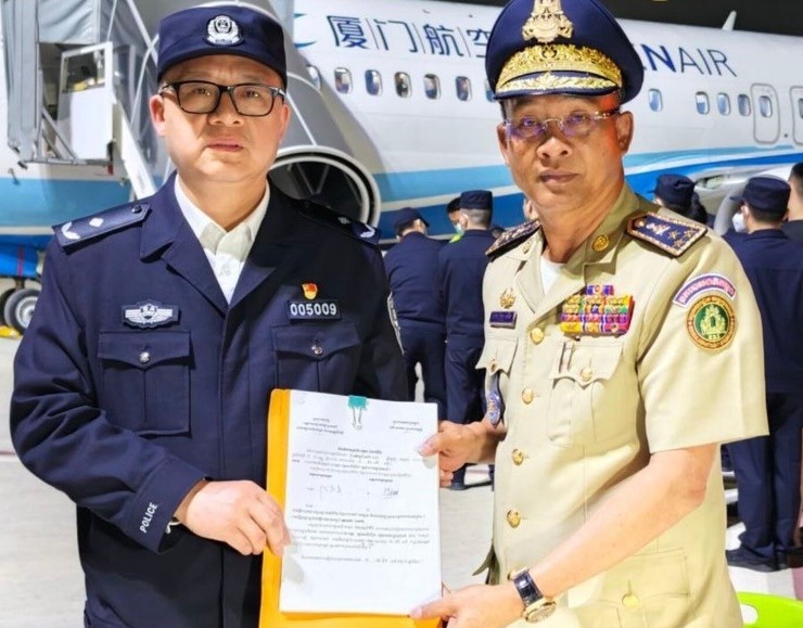柬埔寨昨晚（7日）遣返110名涉及电骗犯罪的中国人。《柬中时报》