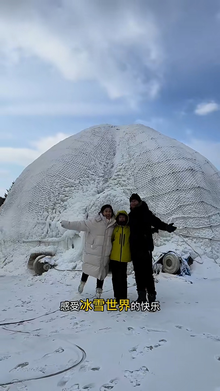 近日，周家蔚一家四口就齊齊到長白山旅行共享天倫之樂，更在小紅書上發佈了滑雪片段。