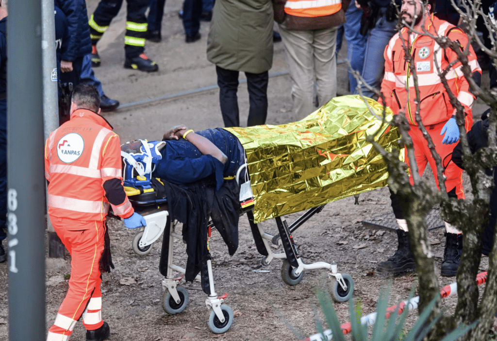 部分路人被困车底，需由消防员救出。路透社