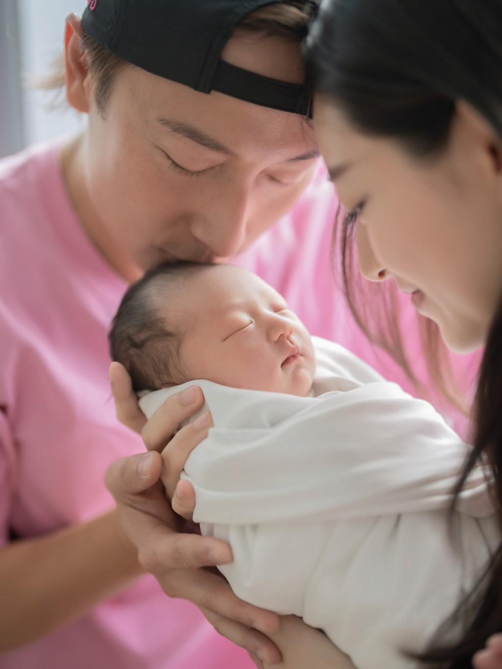 新手爸爸方力申在女兒Isla出生後貼全家福。 新手爸爸方力申在女兒Isla出生後貼全家福。