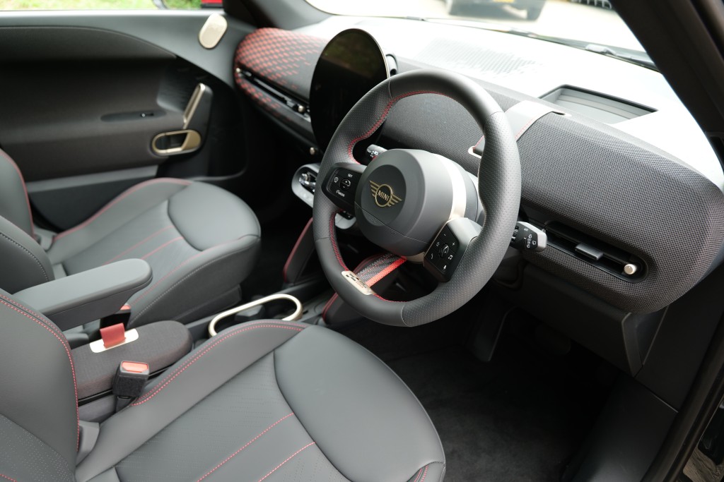 MINI JCW Aceman E (J05)性能版SUV車廂重點是直徑240mm中控圓形OLED觸控屏幕，連OS.9智能導航作業系統，並支援廣東話語音操作。