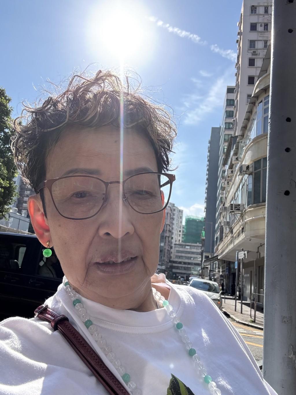 雖然身處戶外,但馮素波仍難掩疲態,面容略顯憔悴。 雖然身處戶外,但馮素波仍難掩疲態,面容略顯憔悴。