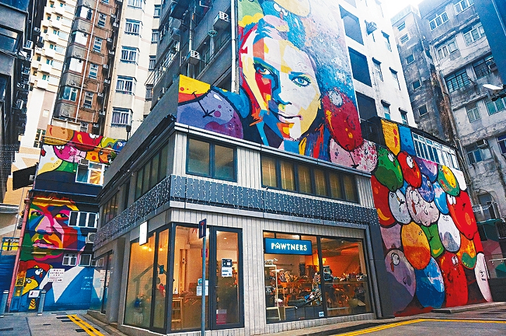 西營盤藝里坊一帶飾以繽紛壁畫之餘,更有文青Cafe供人打卡小歇。