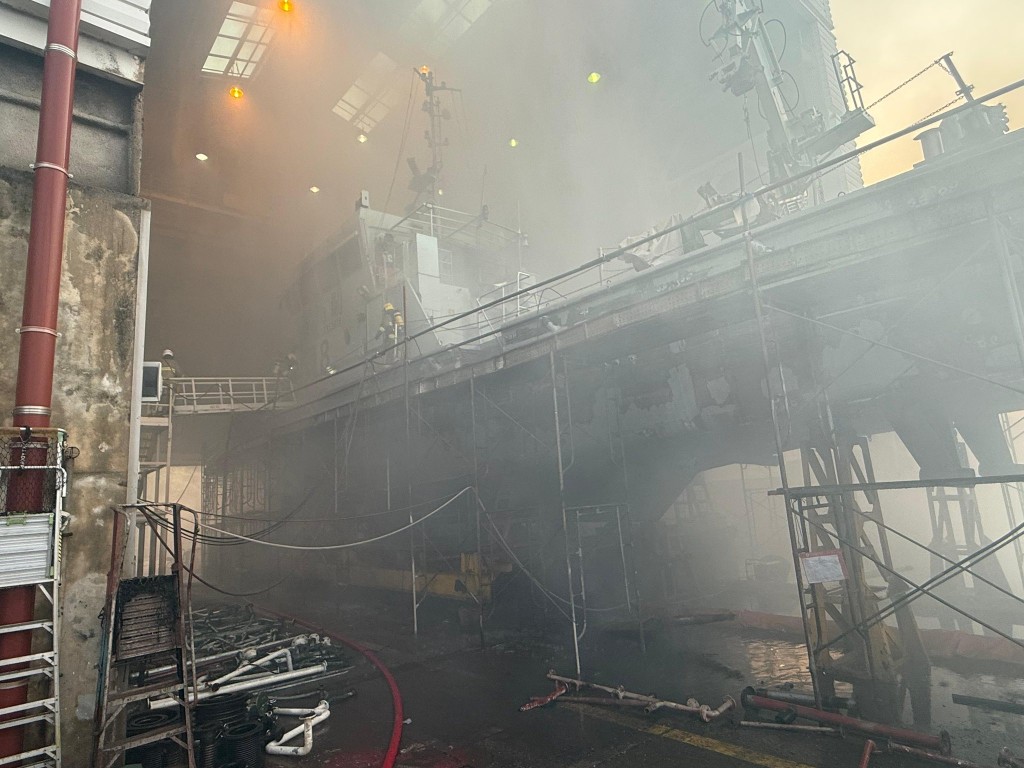 船塢內濃煙滾滾。消防處圖片