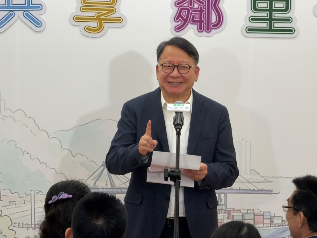 陳國基以「麻雀不少、五臟俱全」形容葵涌社區客廳。