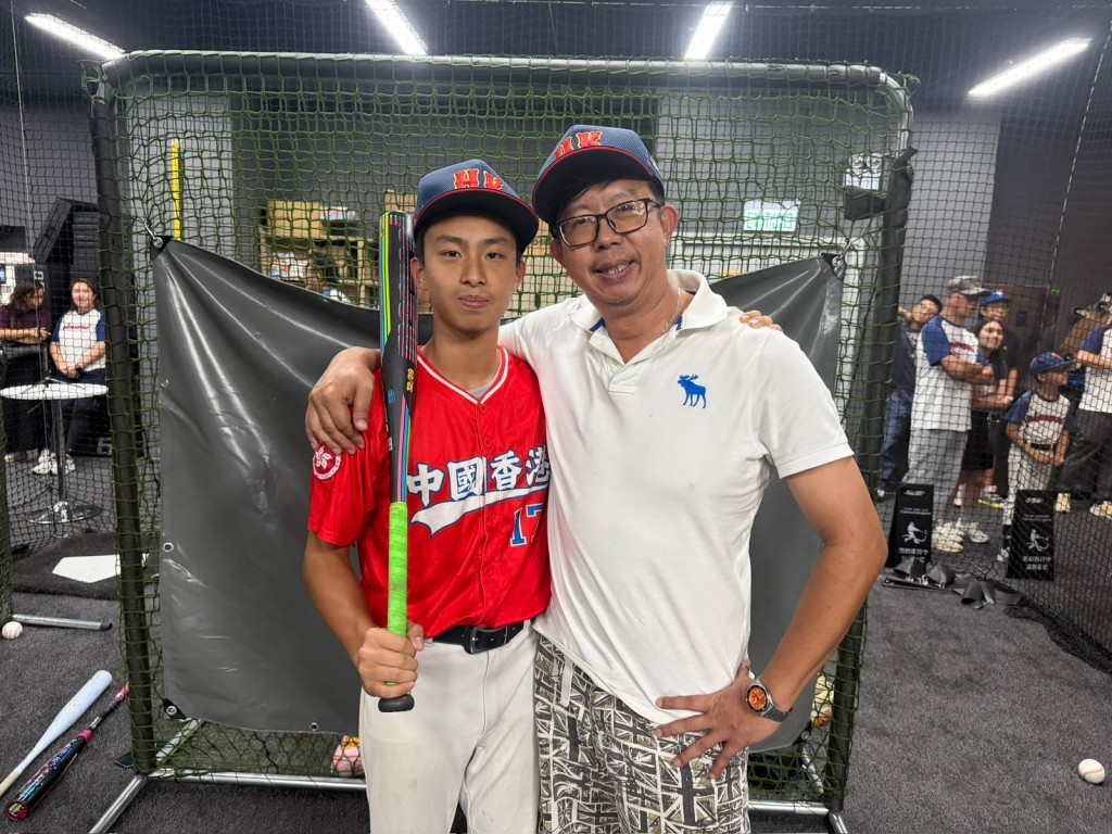 (左起)陳樂滔、陳樂滔父親兼初代少棒沙燕隊成員 (左起)陳樂滔、陳樂滔父親兼初代少棒沙燕隊成員